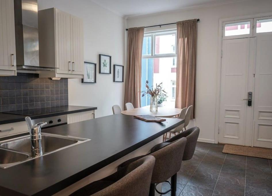 In The Heart Of Brosundet! Fully Equipped 3 Bed Room Ap Ålesund Eksteriør bilde